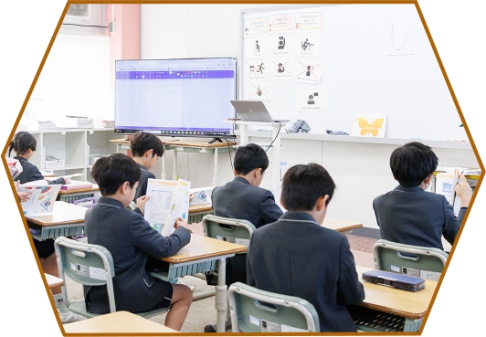 義務教育内容を8年間で学び、最後の1年間を将来への準備期間とする